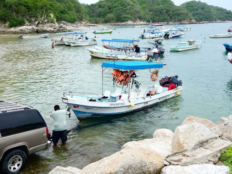 Pescadores de Puerto Escondido amarran embarcaciones ante intensas lluvias