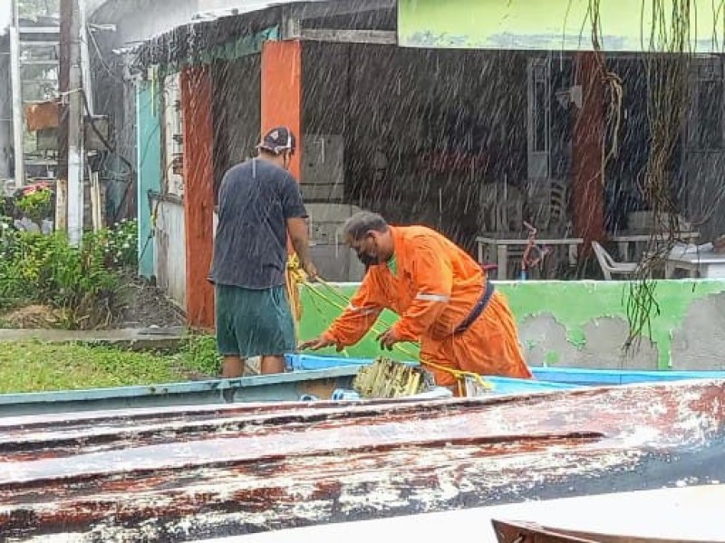 Pescadores de Tuxpan resguardan equipos ante ingreso de Grace