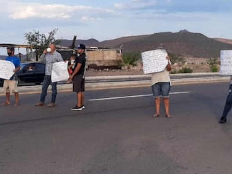 Pescadores en Empalme protestan bloqueando carretera