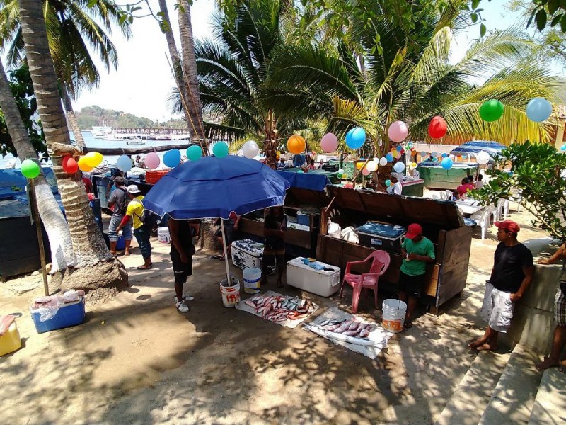 Pescadores ofrecen comida y fiesta, celebran Día de la Marina