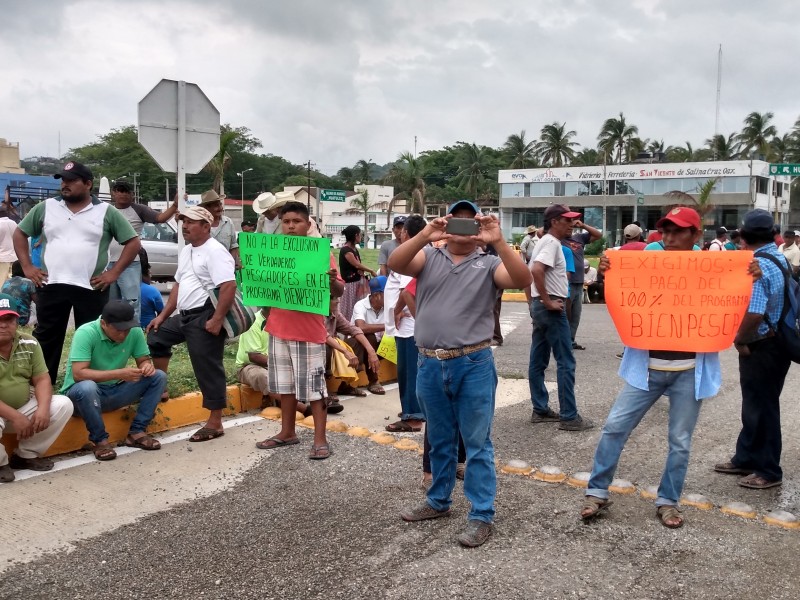 Pescadores realizan marcha en exigencia de programa federal