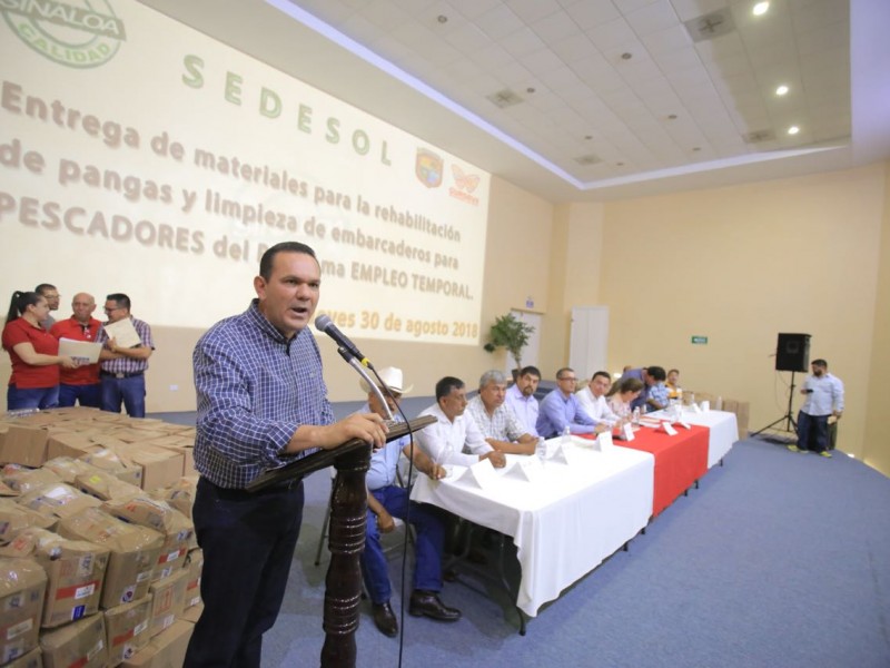 Pescadores reciben apoyos para rehabilitación de pangas