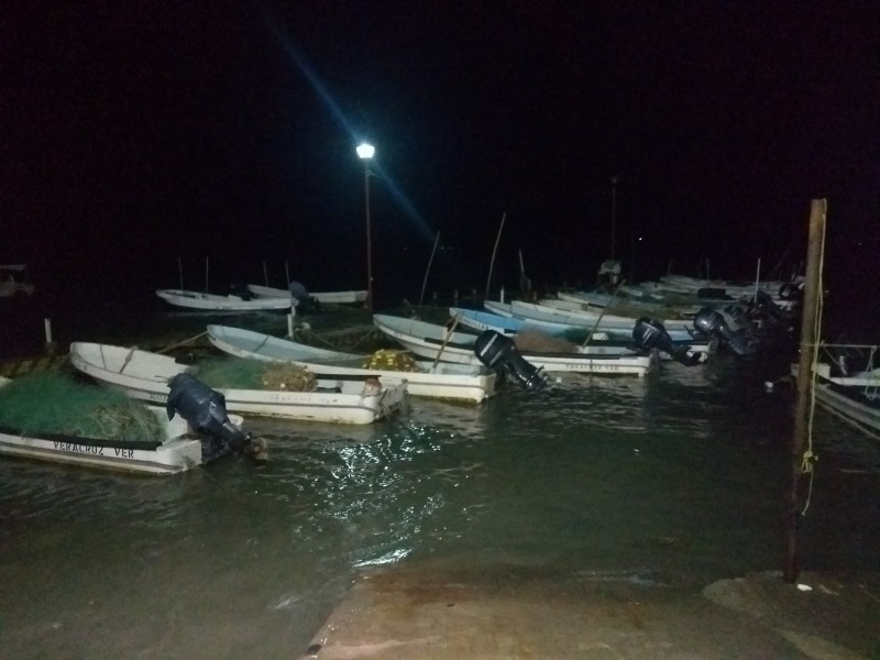 Pescadores resguardan lanchas ante norte