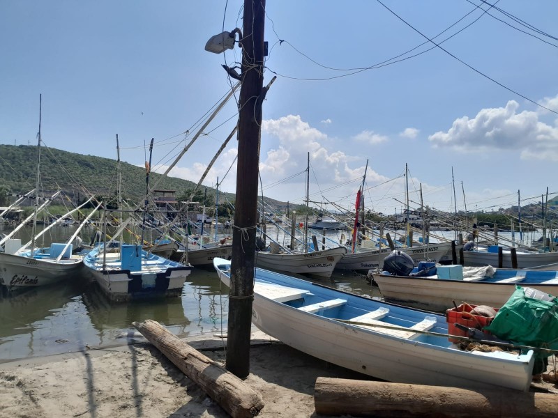 Pescadores resguardan sus lanchas ante presencia de 