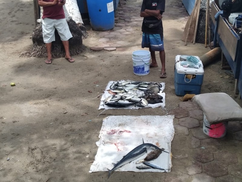 Pescadores retrocedieron a labor, por tormenta eléctrica en la mar