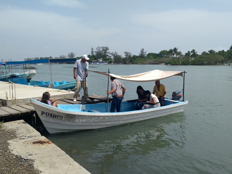 Pescadores trabajan como guías turísticos