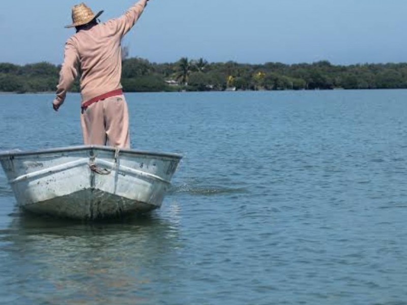 Pescadores venden su equipo de trabajo ante crisis económica