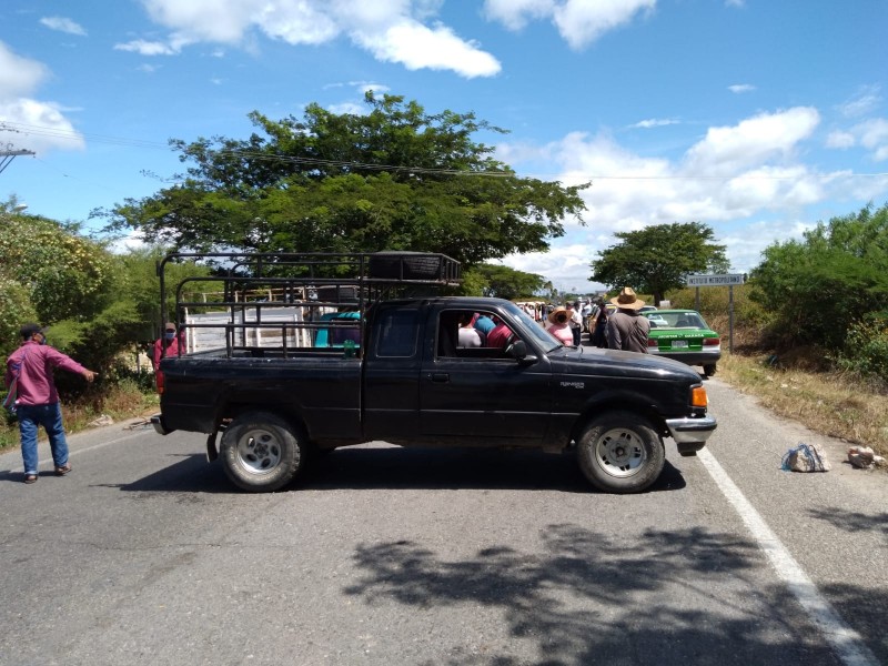 Pescadores zapotecas demandan apoyos, realizan bloqueo carretero