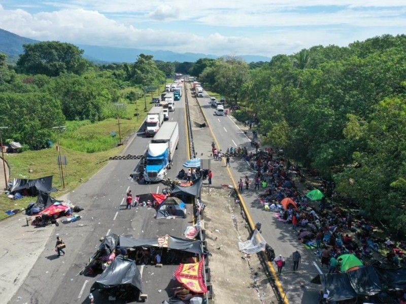 Pese a acuerdos, migrantes continúan caravana de Huixtla a CDMX