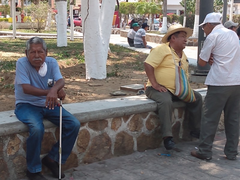 Pese a alerta sanitaria, adultos mayores continúan con sus actividades