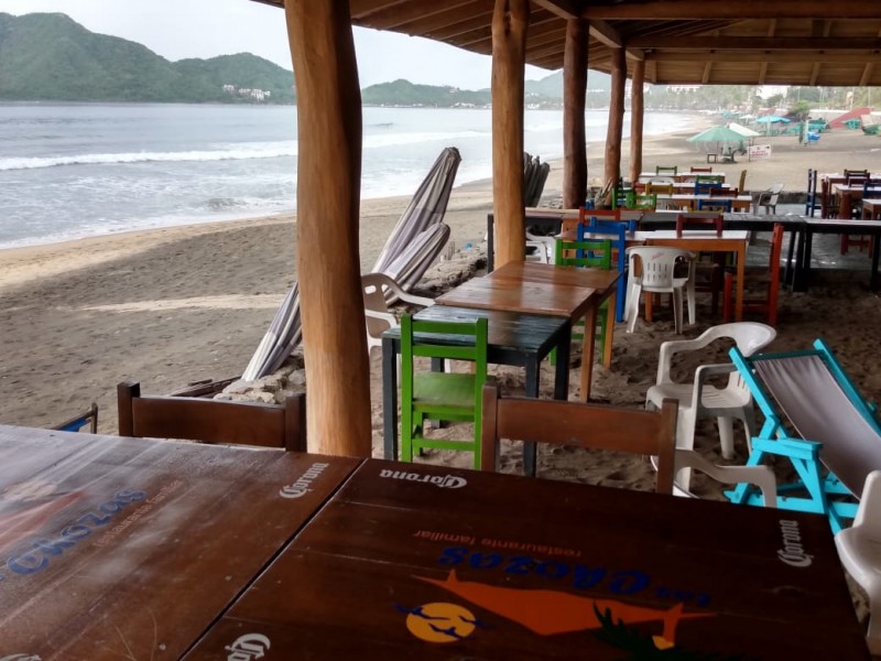 Pese a apertura, restauranteros de playas resienten bajas ventas
