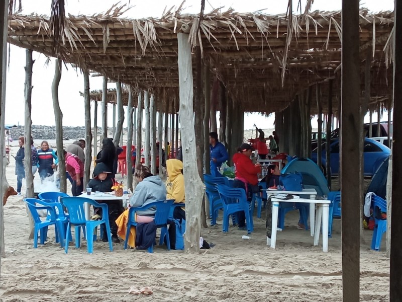 Pese a bajas temperaturas, familias visitaron playas tuxpeñas