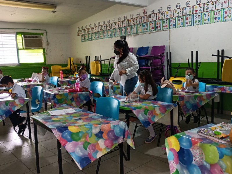 Pese a casos de COVID-19 en escuelas, plantean aumentar aforo