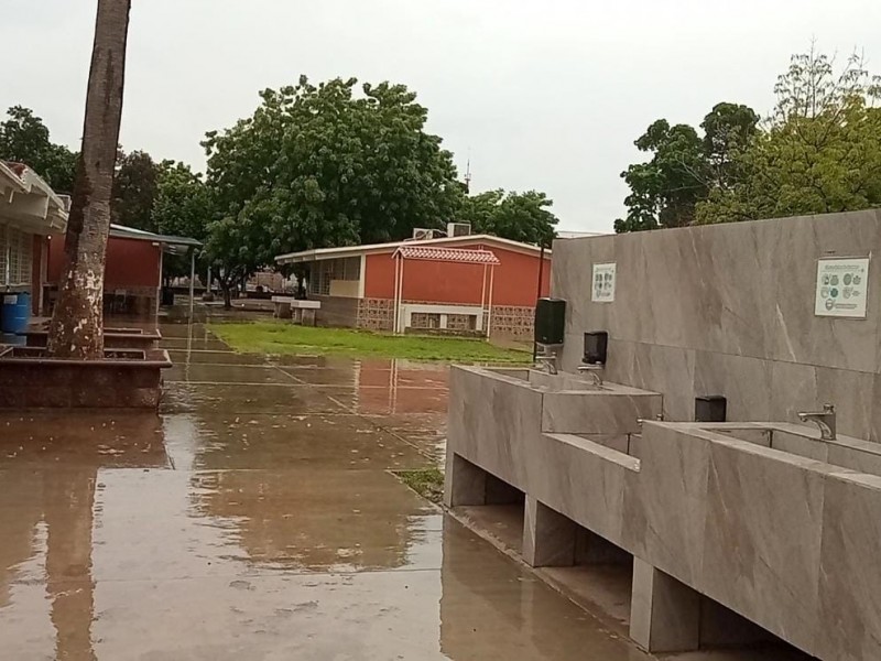 Pese a comunicado, lluvias detienen actividad escolar en Ahome