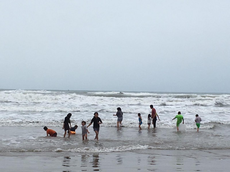 Pese a condiciones climatológicas turismo arriba a playas