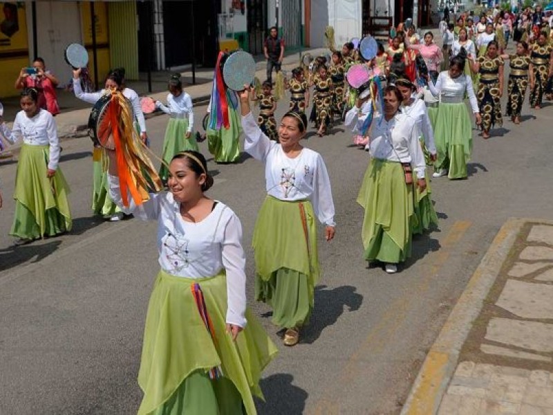 Pese a contingencia indígenas se congregan para realizar procesión