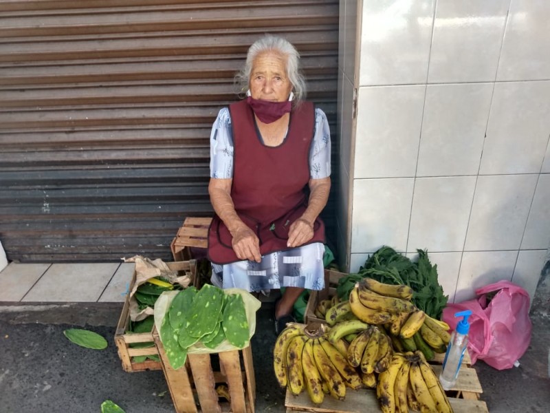 Pese a contingencia personas adultas mayores siguen  trabajando