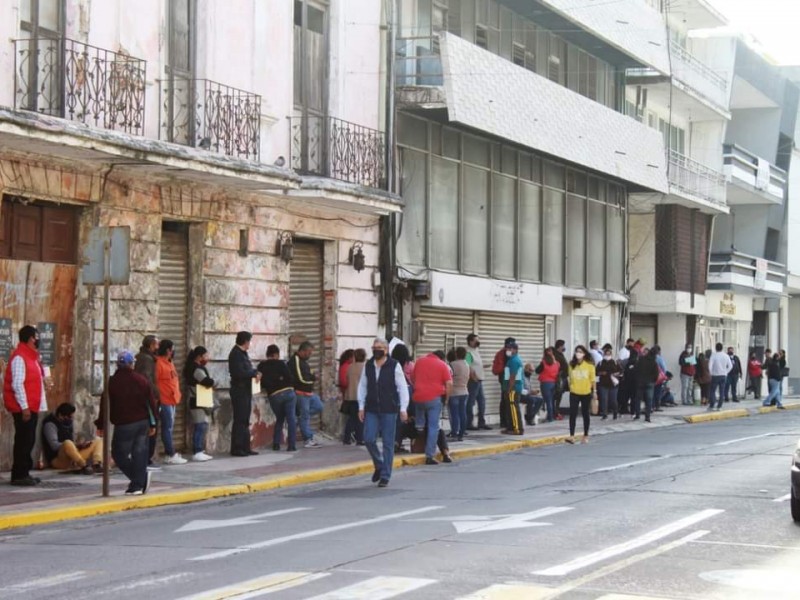 Pese a decreto de movilidad, abarrotan Banco del Bienestar