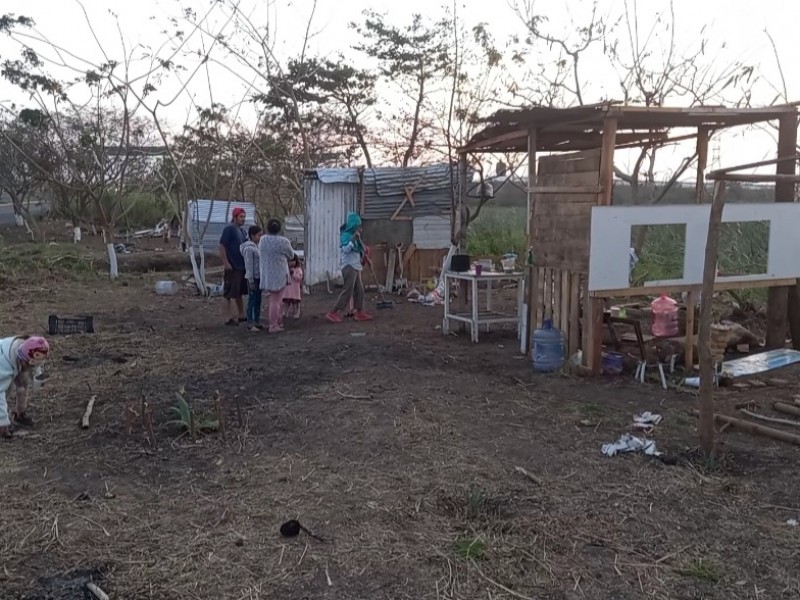 Pese a desalojo, familias se niegan a retirarse de laguna