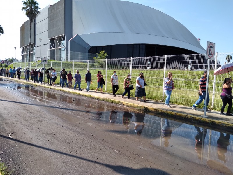 Pese a inundación, Auditorio  Amado Nervo inicia vacunación