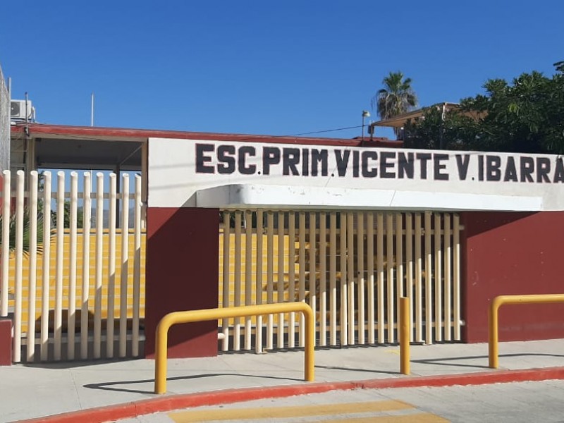 Pese a la pandemia continúan dando mantenimiento  a escuelas