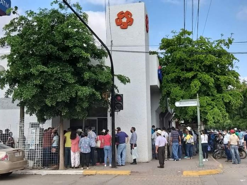 Pese a llamados de Salud bancos lucen abarrotados