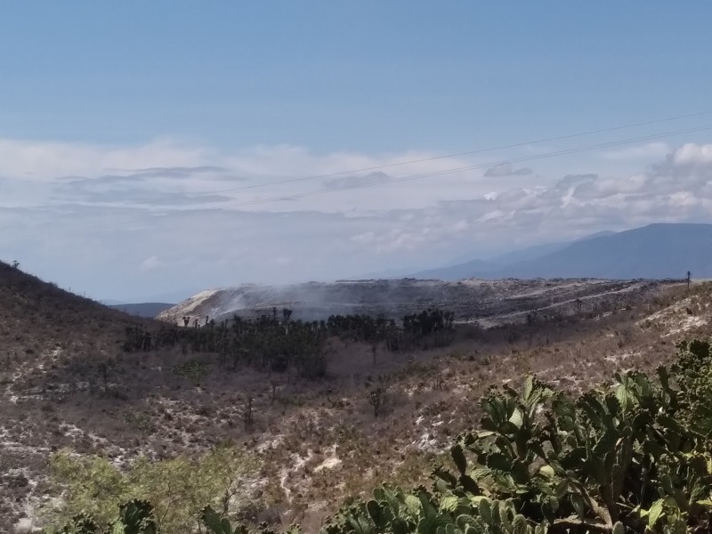 Pese a lluvia sigue saliendo humo del Relleno Sanitario