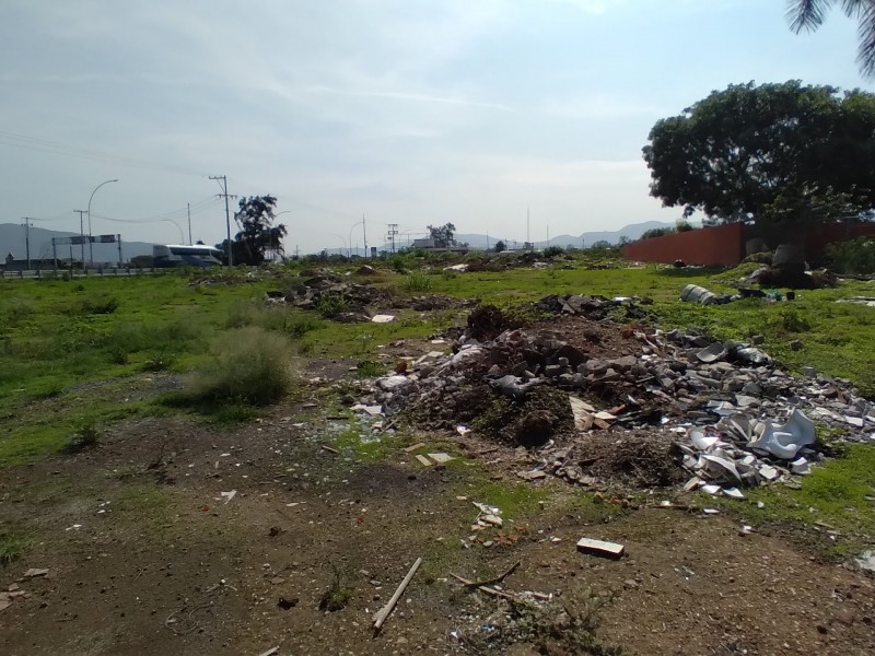 Pese a multas continúan tirando escombro en Fraccionamiento Valle Real