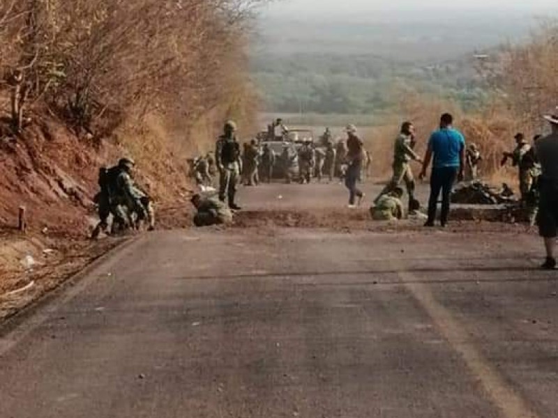 Pese a operativos, otra vez cortan carretera en Aguililla