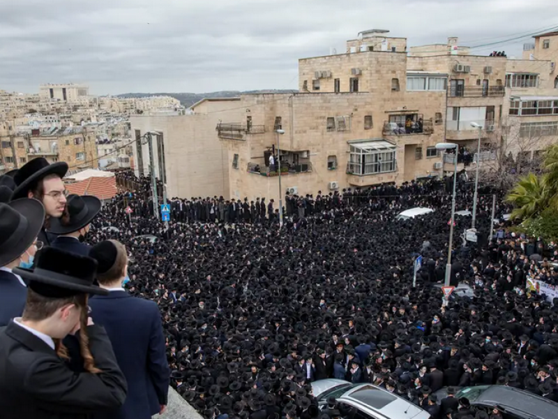 Pese a pandemia Covid-19, miles acuden a funeral en Israel