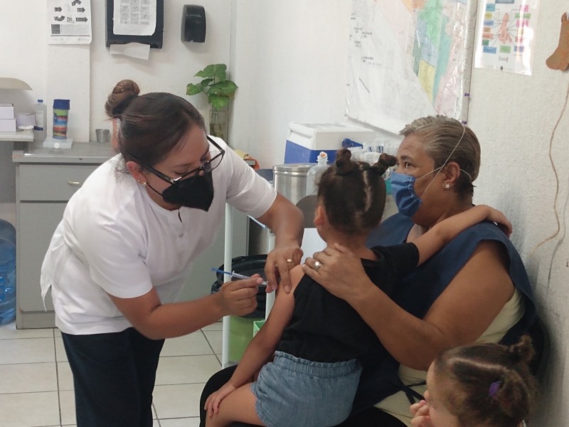 Pese a pandemia, programas de vacunación infantil siguen vigentes.