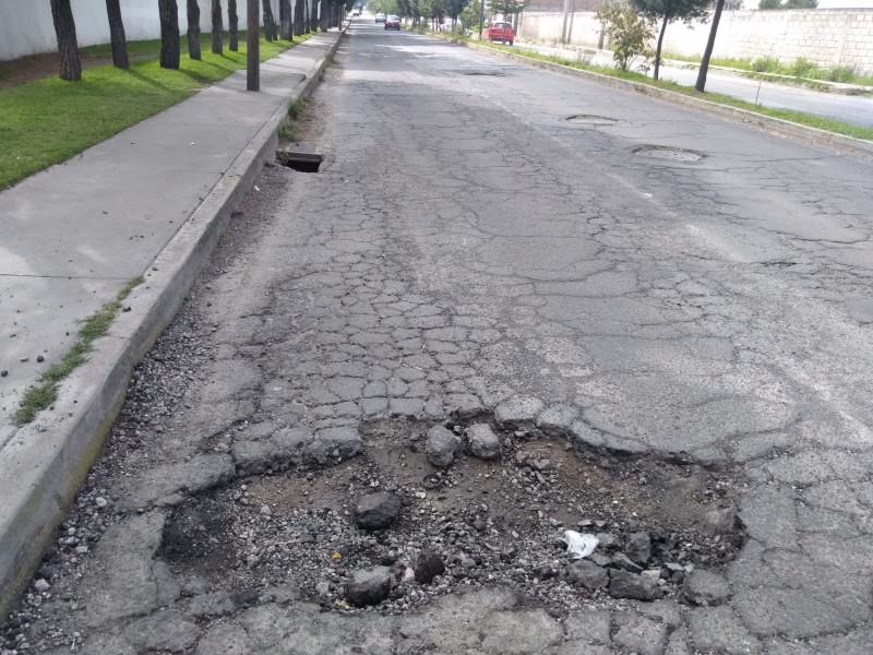 Pese a programa de bacheo en Toluca calles totalmente destruidas