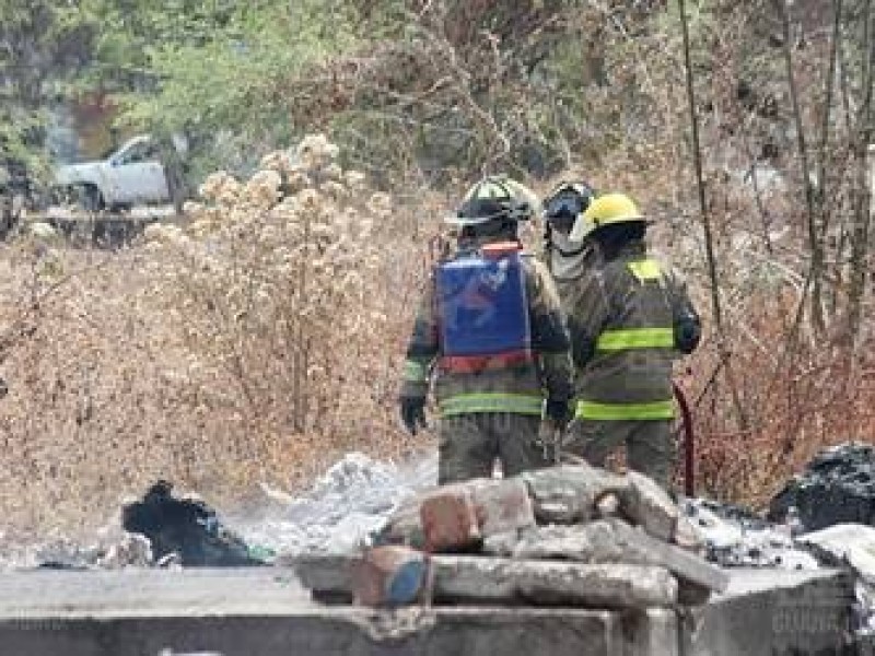 Pese a reciente incendio; autoridades desatienden contaminación en terreno baldío