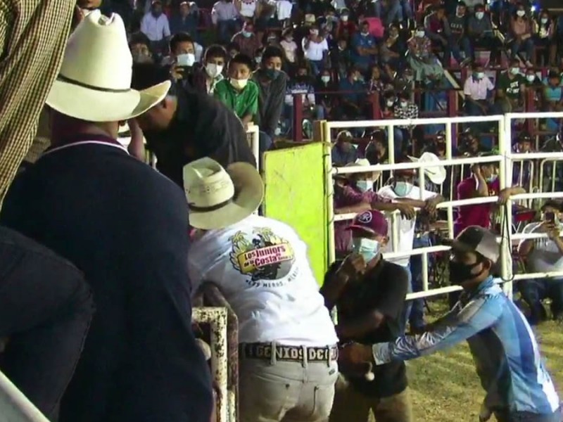 Pese a restricciones, realizan jaripeo en Santos Reyes Nopala