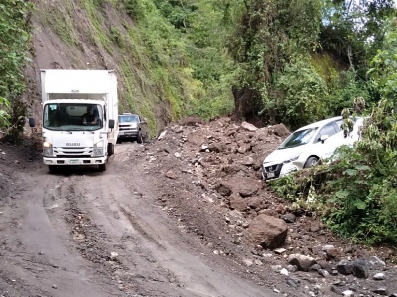 Pese a riesgo, automovilistas cruzan sobre derrumbe de carretera Comala-LaBecerrera