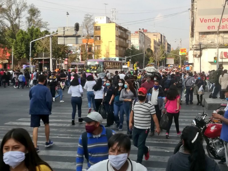 Pese a semáforo rojo, AICM y Centro Histórico con aglomeración