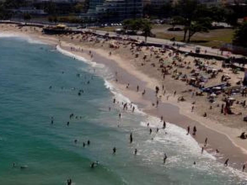 Pese a situación preocupante Covid-19, Río de Janeiro reabre playas