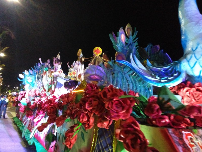 Pese a viento familias abarrotan desfile y masivo