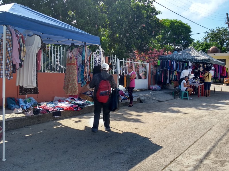 Pese que tianguistas obstruyen vialidad,vecinos lo toleran