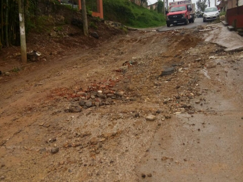 Pésimo estado de calle Fresnos provoca accidentes