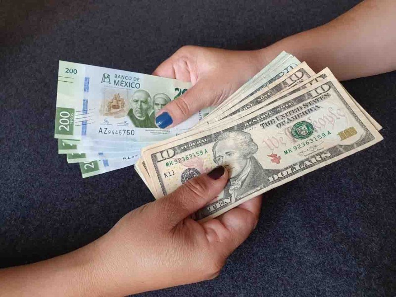 Peso mexicano baja de 18 unidades por dólar