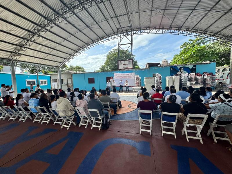 Petróleos Mexicanos entrega pupitres y mobiliario escolar para 25 escuelas de Juchitán