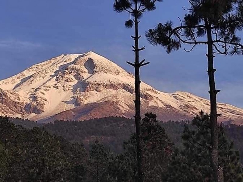 Pico de Orizaba se viste de blanco tras granizadas