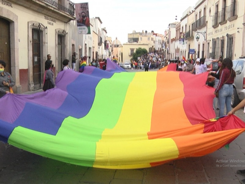 Pide CDHEZ destitución de docente por homofobia