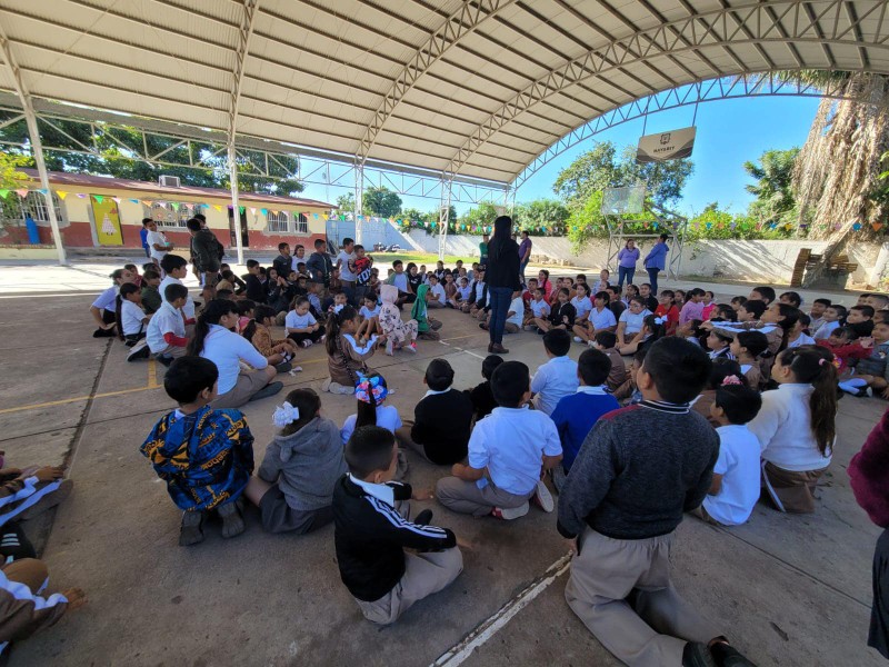 Pide Secretaría de Educación no regresar niños con abrigos distintos a uniforme
