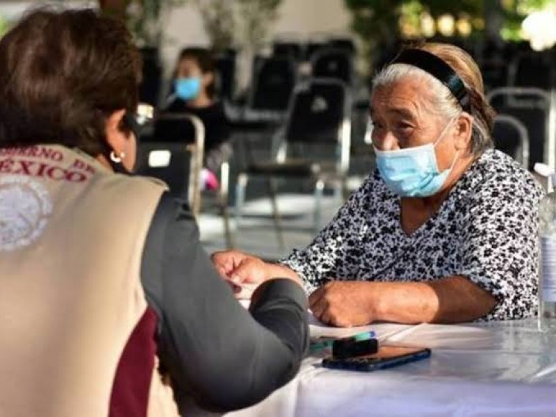 Piden a adltos mayores rezagados cambiar su tarjeta