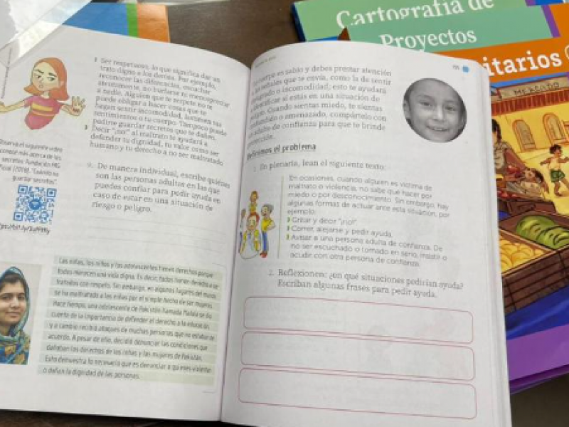 Piden a escuelas respetar amparos contra libros de texto