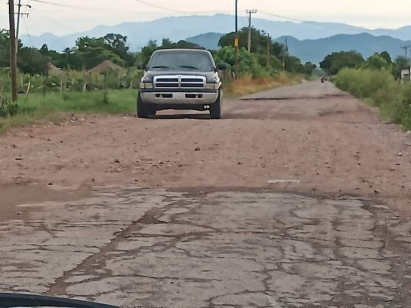 Piden a AMLO visitar y reparar carretera destruida de Acaponeta