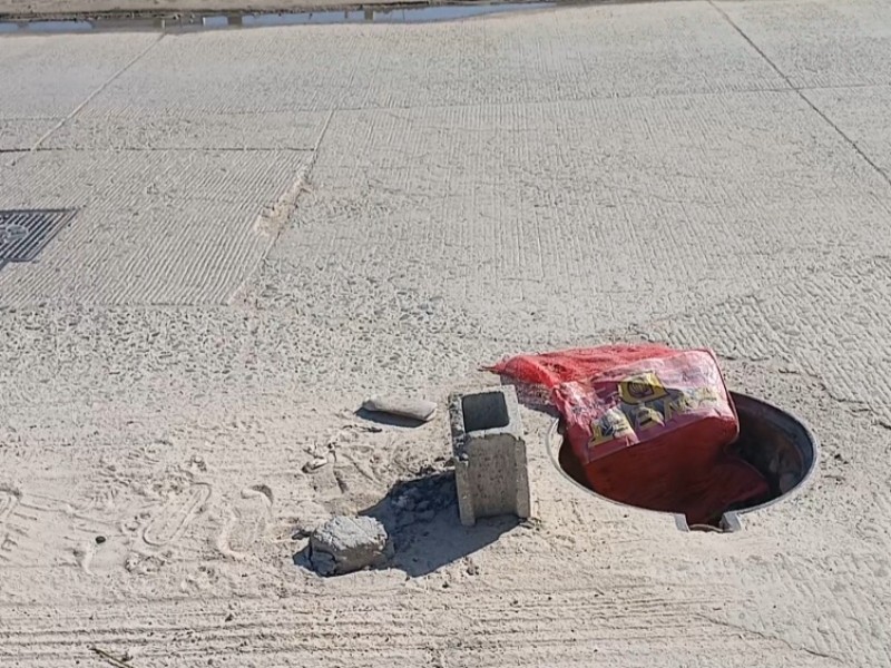 Piden a Oomsapas se coloque tapa en alcantarilla