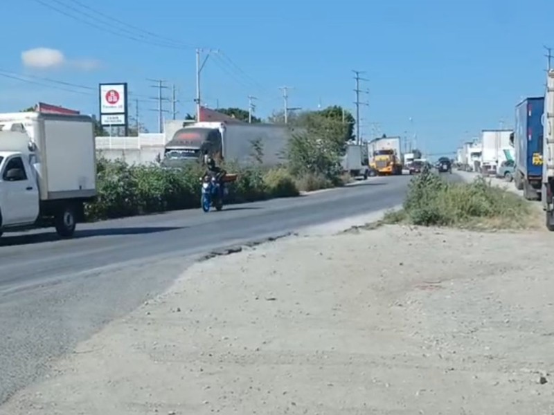 Piden a transito poner orden con camiones de empresa